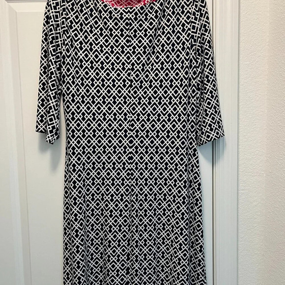 Donna Morgan Shift Dress - Size 8 - Black and White with Red and White EUC - Picture 4 of 8